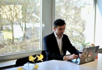 Alex arbeitet an seinem MacBook