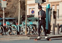 Alex fährt Skateboard